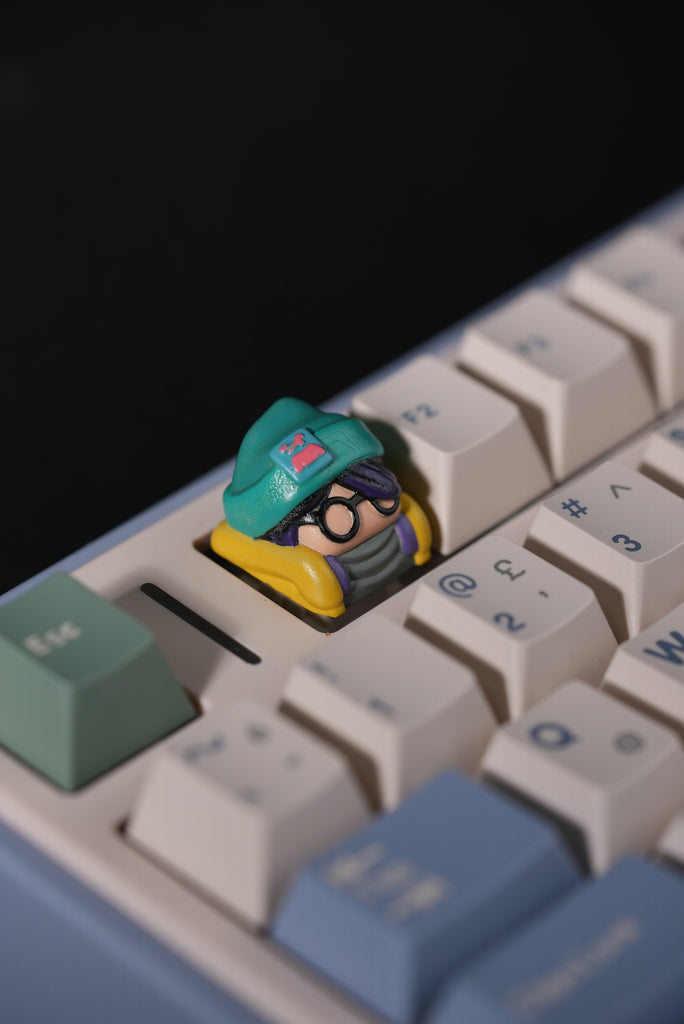 Arcera Keycap 131 — sarı aksanlı teknik formlu 3D baskı artisan klavye tuşu, Arcera 3D