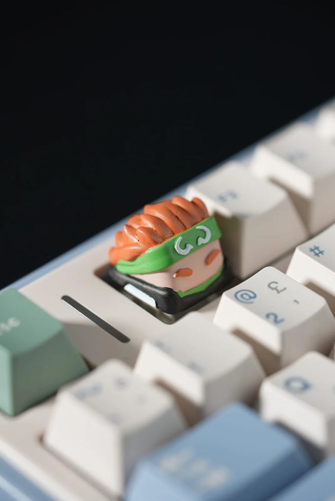 Arcera Keycap 135 — turuncu saçlı, yeşil göz bantlı 3D baskı artisan klavye tuşu, Arcera 3D