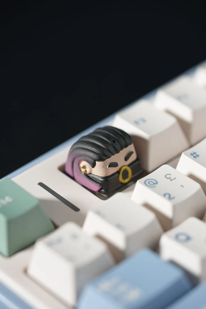 Arcera Keycap 136 — siyah-pembe saçlı, altın küpeli 3D baskı artisan klavye tuşu, Arcera 3D