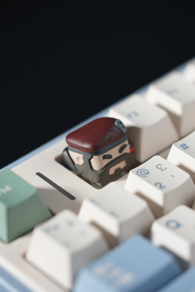 Arcera Keycap 137 — bordo bereli, sakallı asker temalı 3D baskı artisan klavye tuşu, Arcera 3D